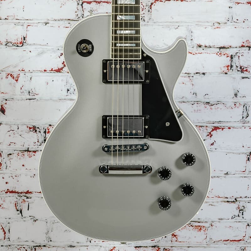 

Электрогитара Gibson - Custom Les Paul Custom - Electric Guitar - Ebony Fingerboard - Silver - w/ Hardshell Case - x1208