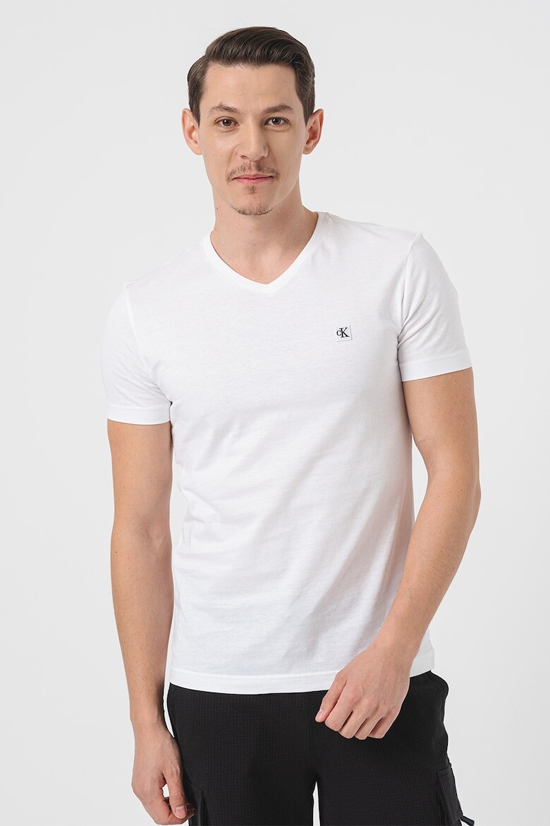 

Узкая футболка с заостренным воротником Calvin Klein Jeans, белый