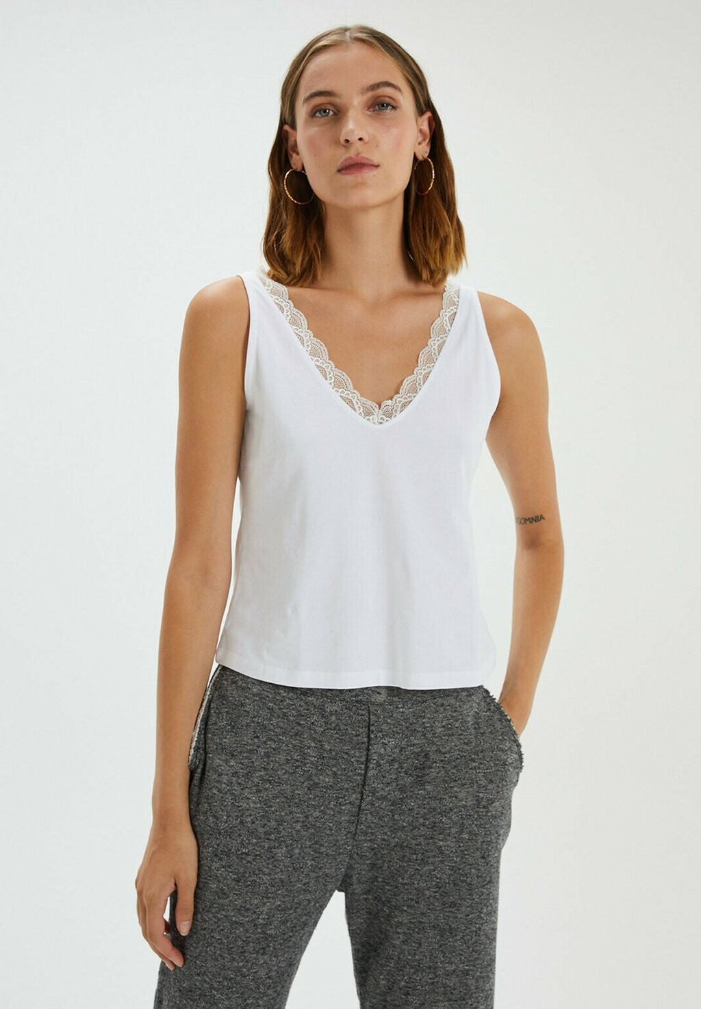 

Топ WITH LACE NECKLINE DETAIL System Action, цвет off white