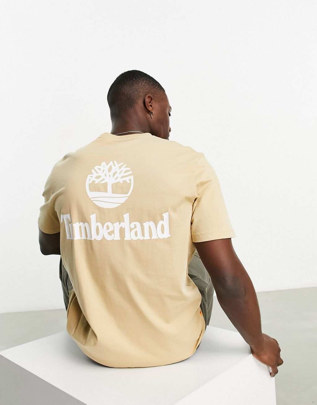 

Песочная футболка с принтом на спине Timberland эксклюзивно для Asos, Бежевый