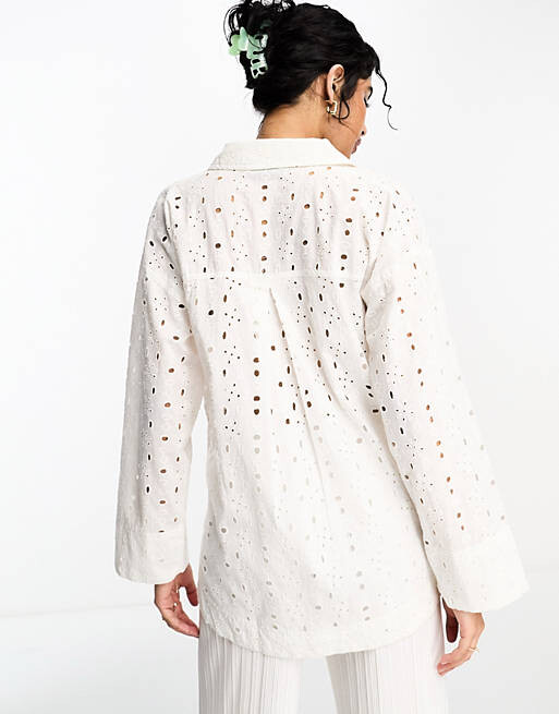 

Белая свободная рубашка вышивки с глубоким краем ASOS DESIGN