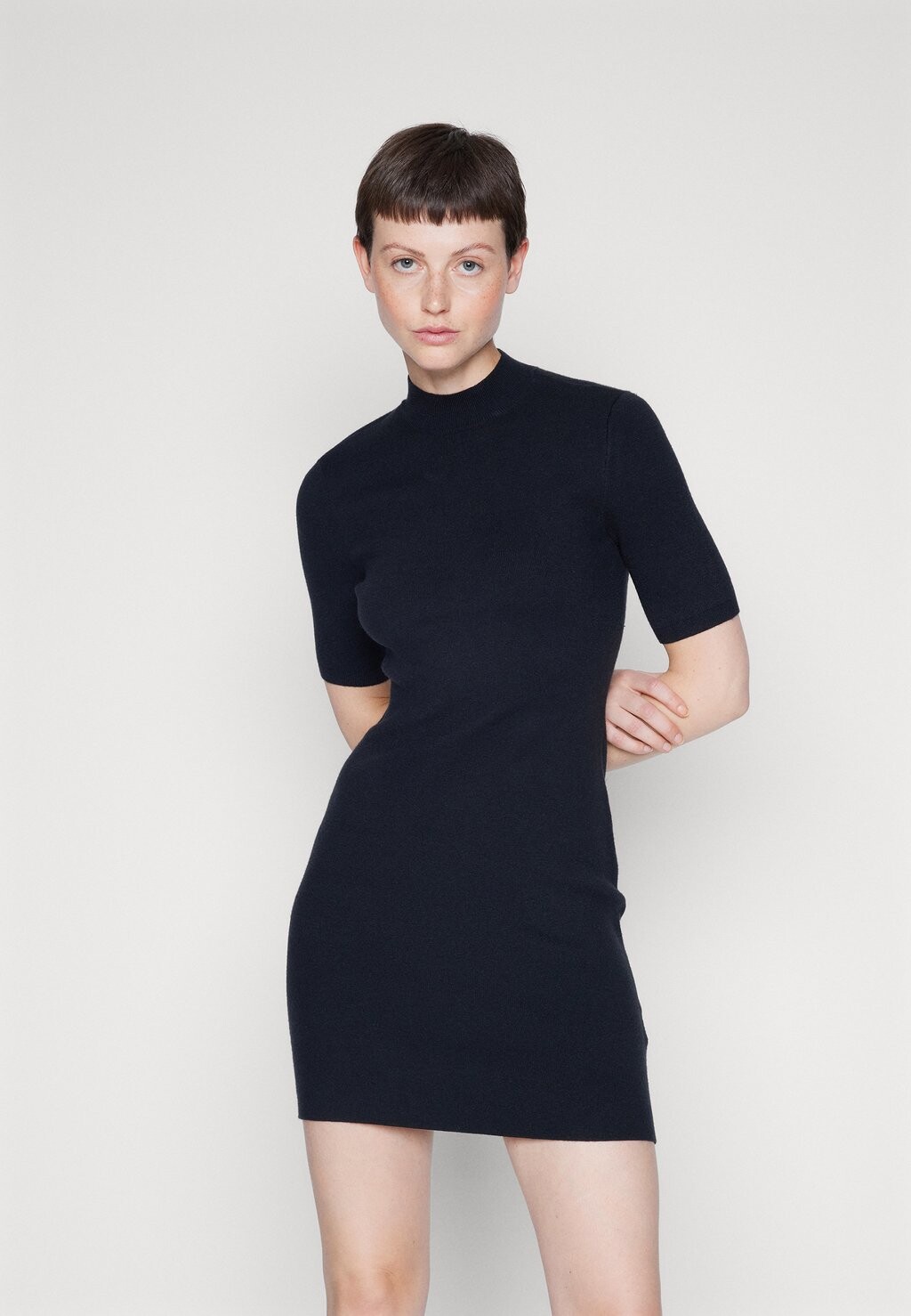 

Платье-футляр Abercrombie & Fitch SHELL RUCHED MIDI DRESS, черный