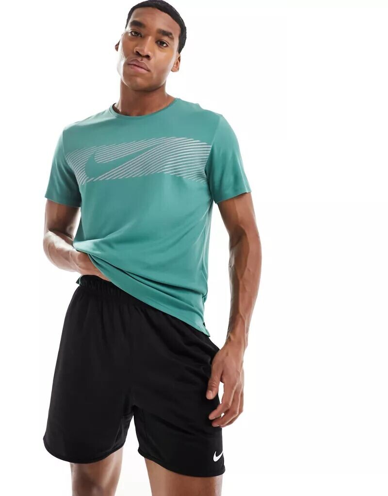 

Темно-зеленая футболка Nike Dri-FIT Miler Flash