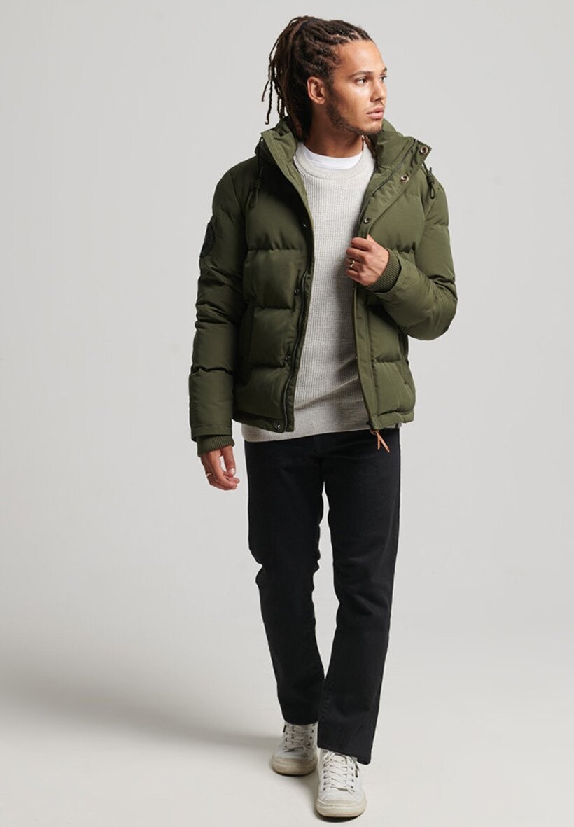 

Куртка Superdry EVEREST PUFFER, цвет surplus goods olive