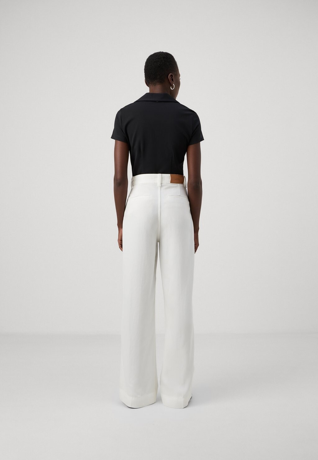 

Джинсы свободного кроя PLEATED TROUSER 7 for all mankind, белый