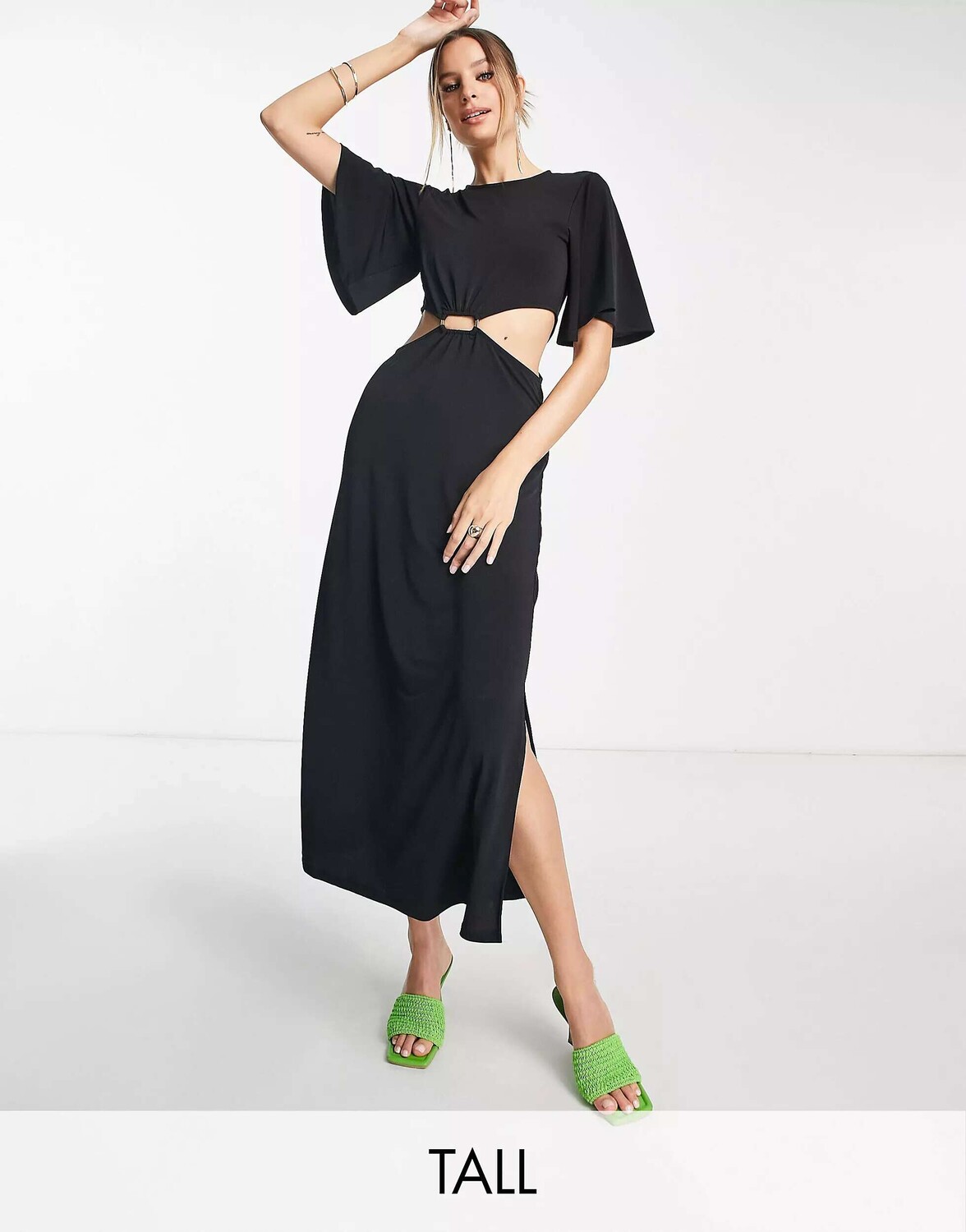 

Черное платье макси с золотой отделкой River Island
