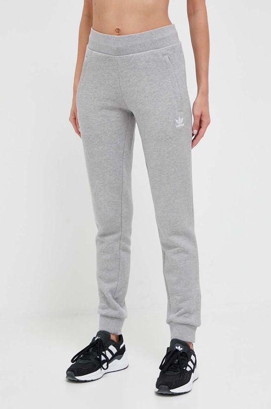 цена Спортивные брюки из хлопка adidas Originals, серый