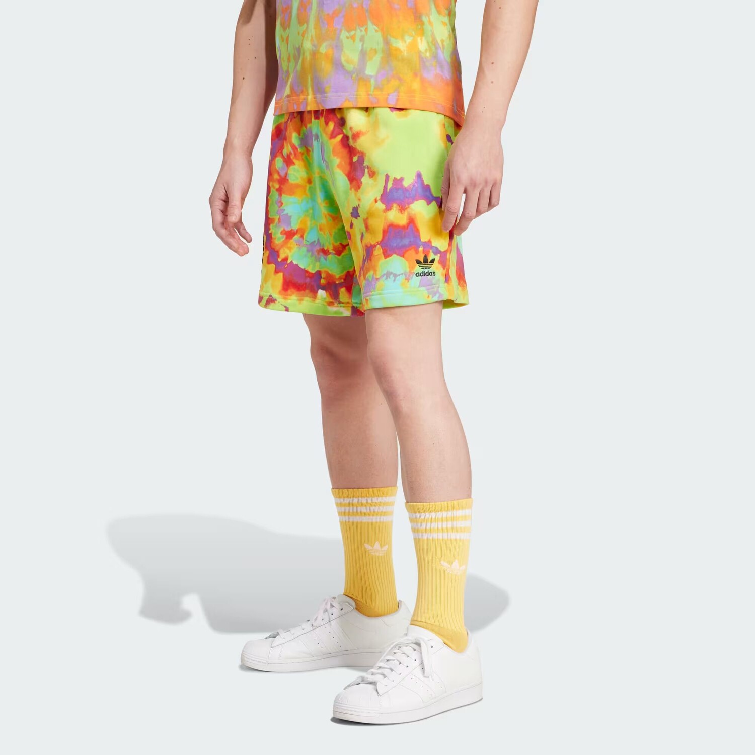

Шорты с принтом тай-дай Adidas, цвет Impact Yellow