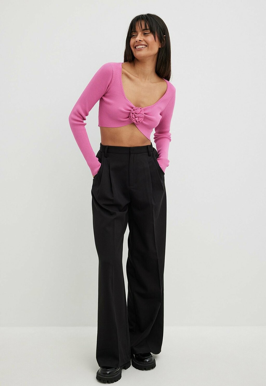 

Футболка с длинным рукавом CROPPED FEIN MIT BLUMENDETAILS NA-KD, розовый