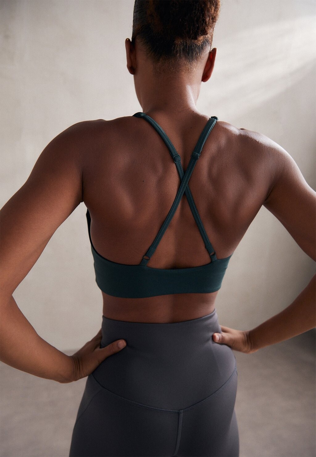 

Спортивный бюстгальтер со средней поддержкой TOPANGA BRA CROSS BACK Girlfriend Collective, мох