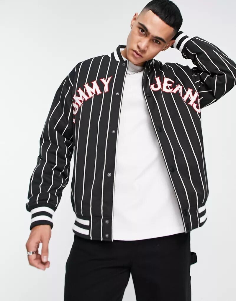 

Черный бомбер в тонкую полоску с логотипом Tommy Jeans Essential