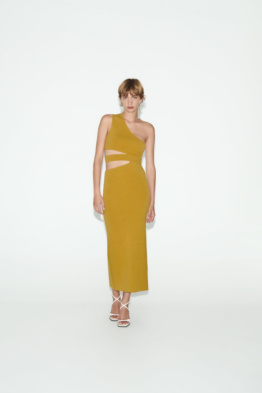 

Платье из гибкого трикотажа с декоративным отверстием Zara, горчица