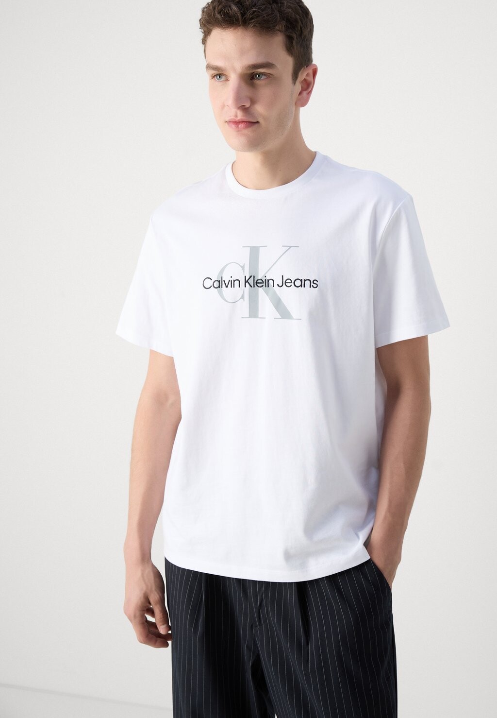 

Футболки с принтом HERO MONOGRAM TEE Calvin Klein, белый