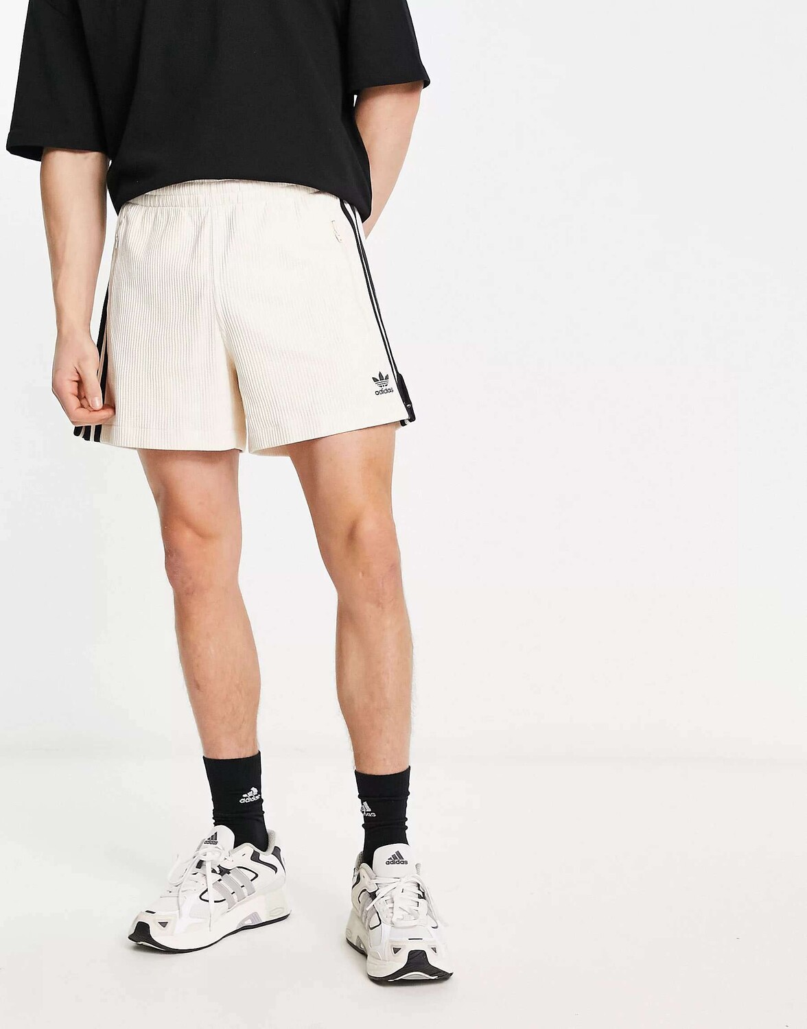 

Белые шорты adidas Originals с 3 полосками