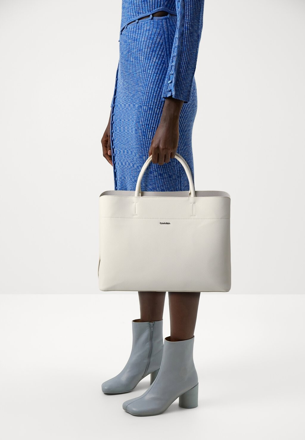 

Сумка для покупок Business Large Tote Saffiano Calvin Klein, цвет dark ecru/sand pebble
