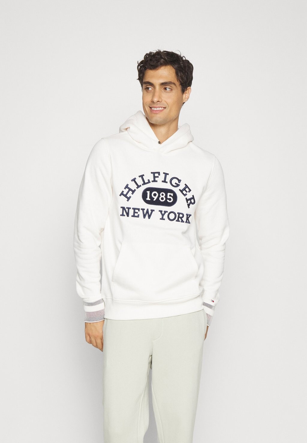 

Толстовка Tommy Hilfiger MONOTYPE COLLEGIATE HOODIE, белый