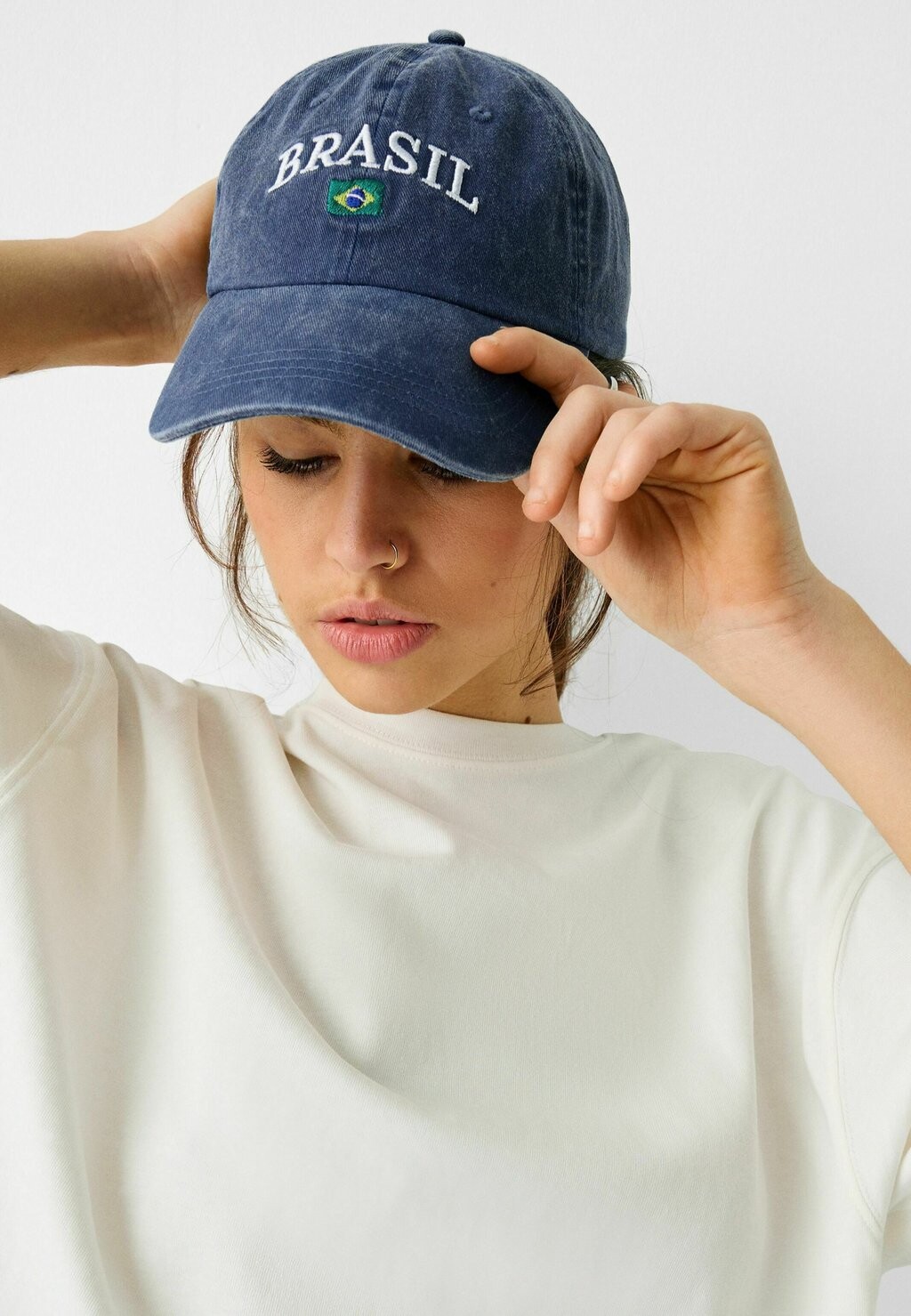 

Бейсболка EMBROIDERY Bershka, цвет dark blue