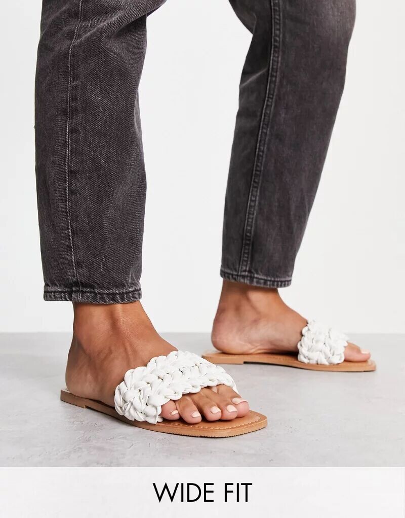 

Белые плетеные сандалии на плоской подошве ASOS Wide Fit Flora