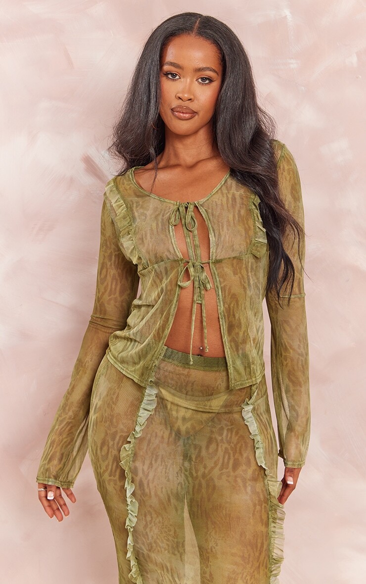 

PrettyLittleThing Зеленый сетчатый топ с принтом и завязкой спереди с оборкой по краю.