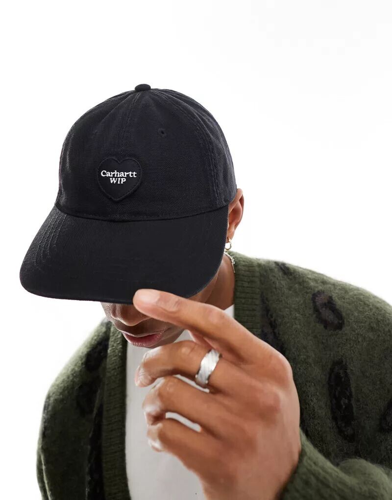 

Черная кепка Carhartt WIP с нашивкой в ​​виде сердца