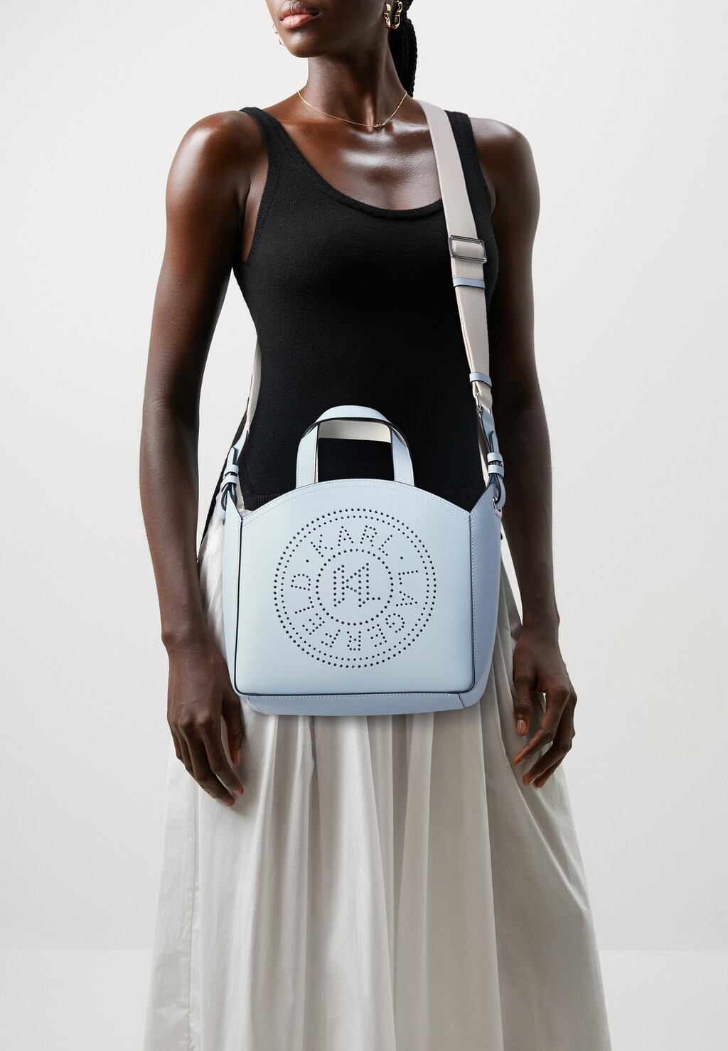 

Сумка CIRCLE TOTE PERFORATED KARL LAGERFELD, цвет arctic blue