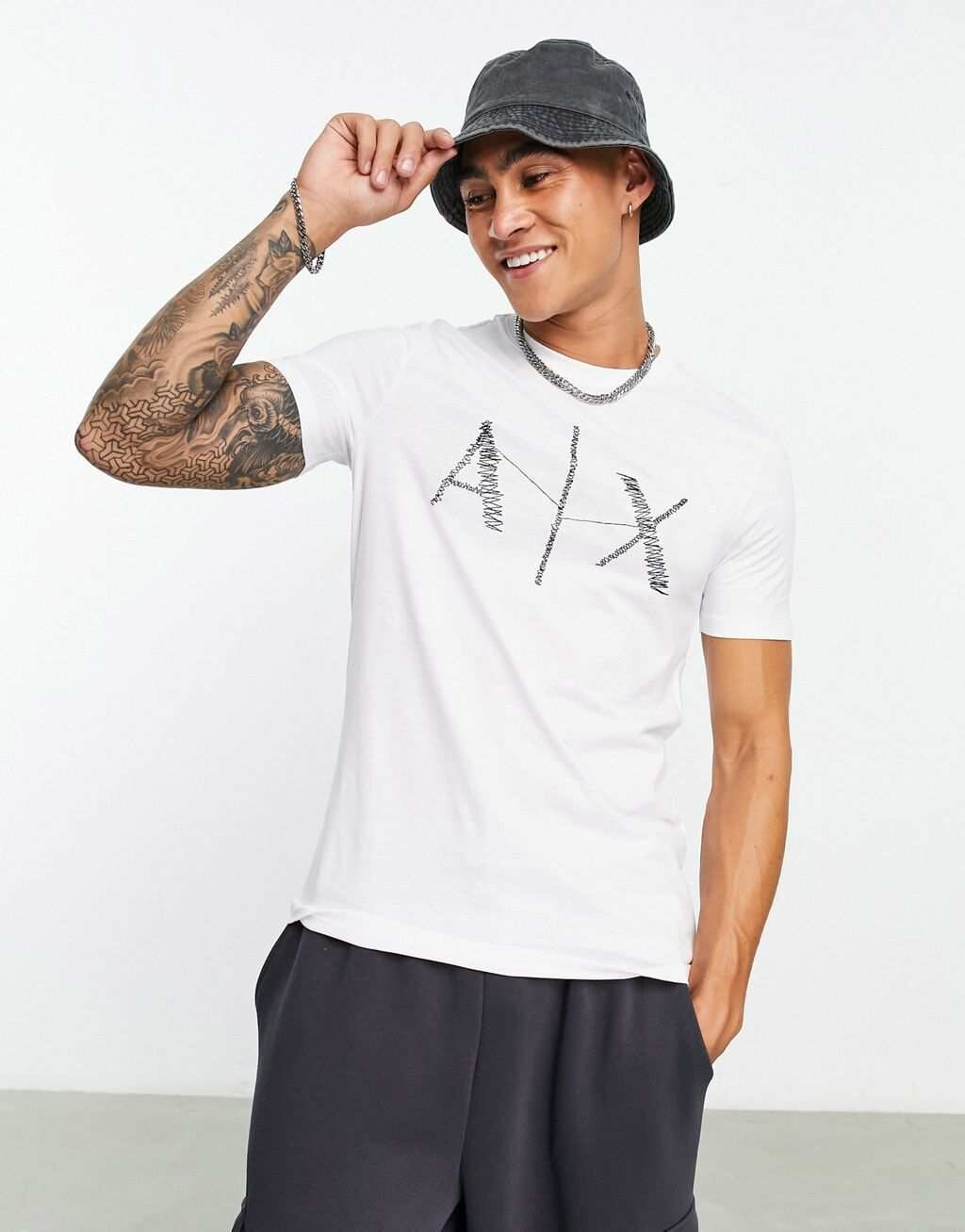 

Белая футболка с логотипом на груди Armani Exchange