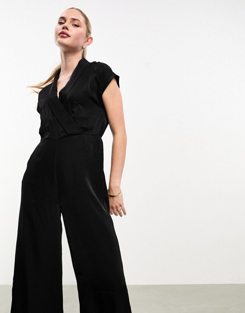 

Vero Moda - Черный комбинезон с V-образным вырезом и короткими рукавами
