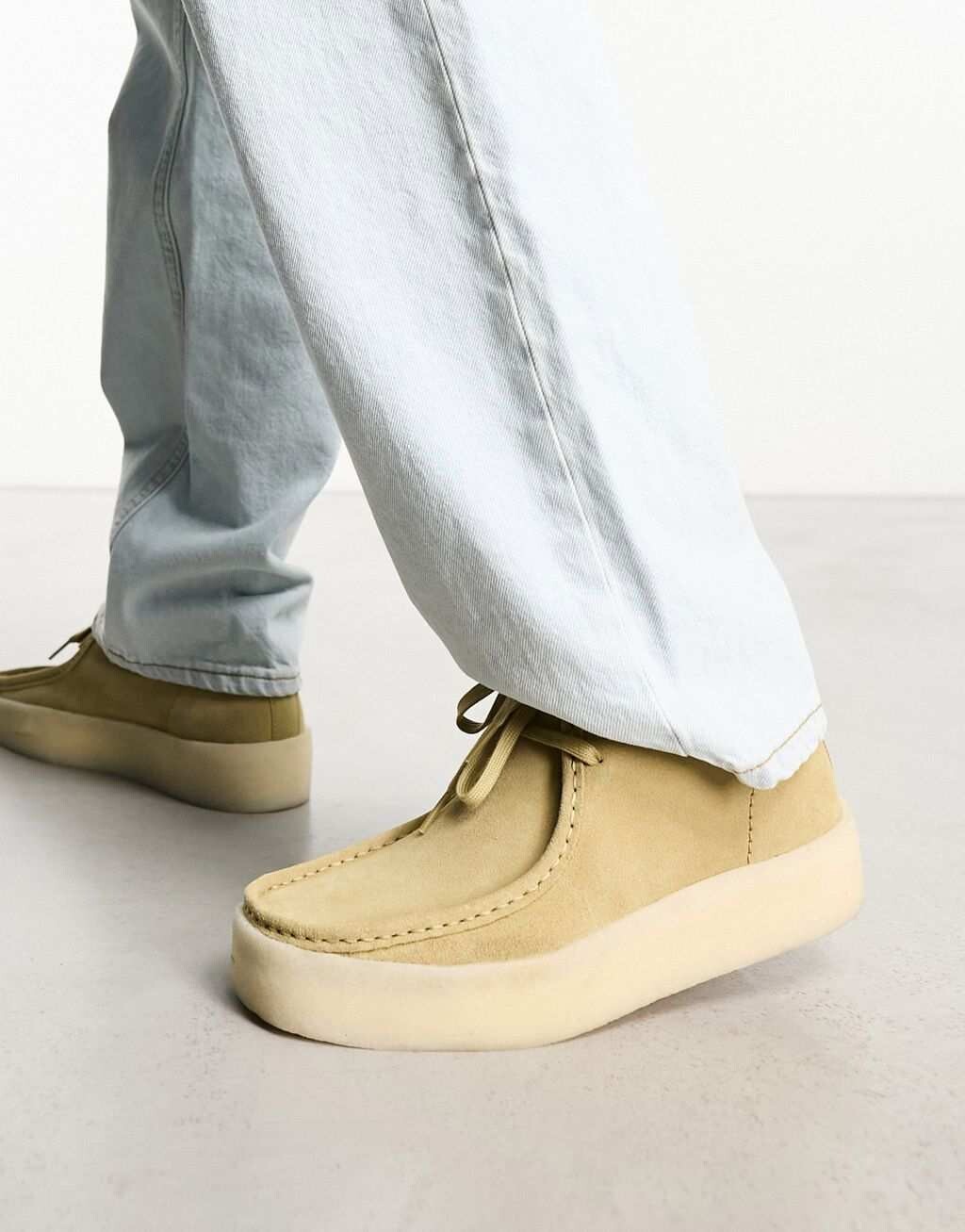 

Замшевые ботинки Clarks Originals Wallabee Cup на подошве