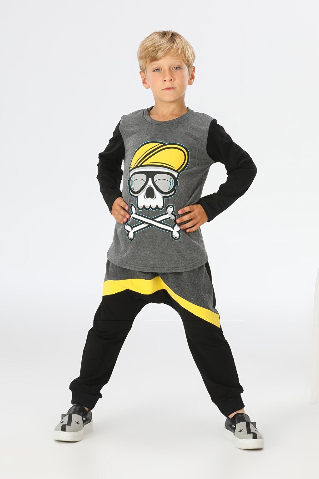 цена Комплект для мальчика: брюки и футболка Skull Mode LupiaKids