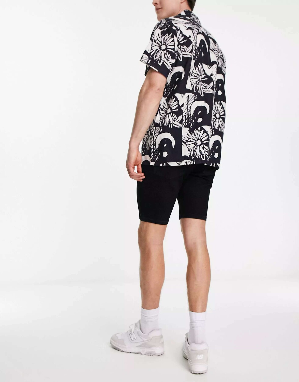 

Черные джинсовые шорты скинни стандартной длины ASOS