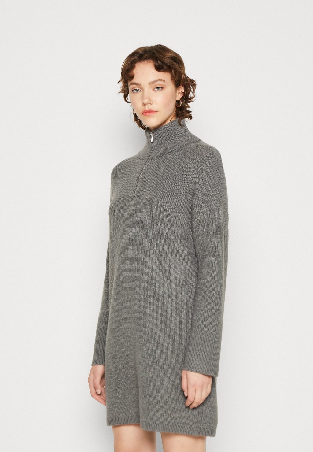 

Платье Point Noisy May NMALMA HIGH NECK ZIP DRESS, цвет dark grey melange
