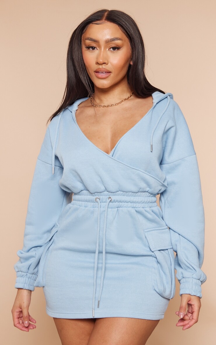 

PrettyLittleThing Голубое платье-свитер с глубоким вырезом и карманами на запахе