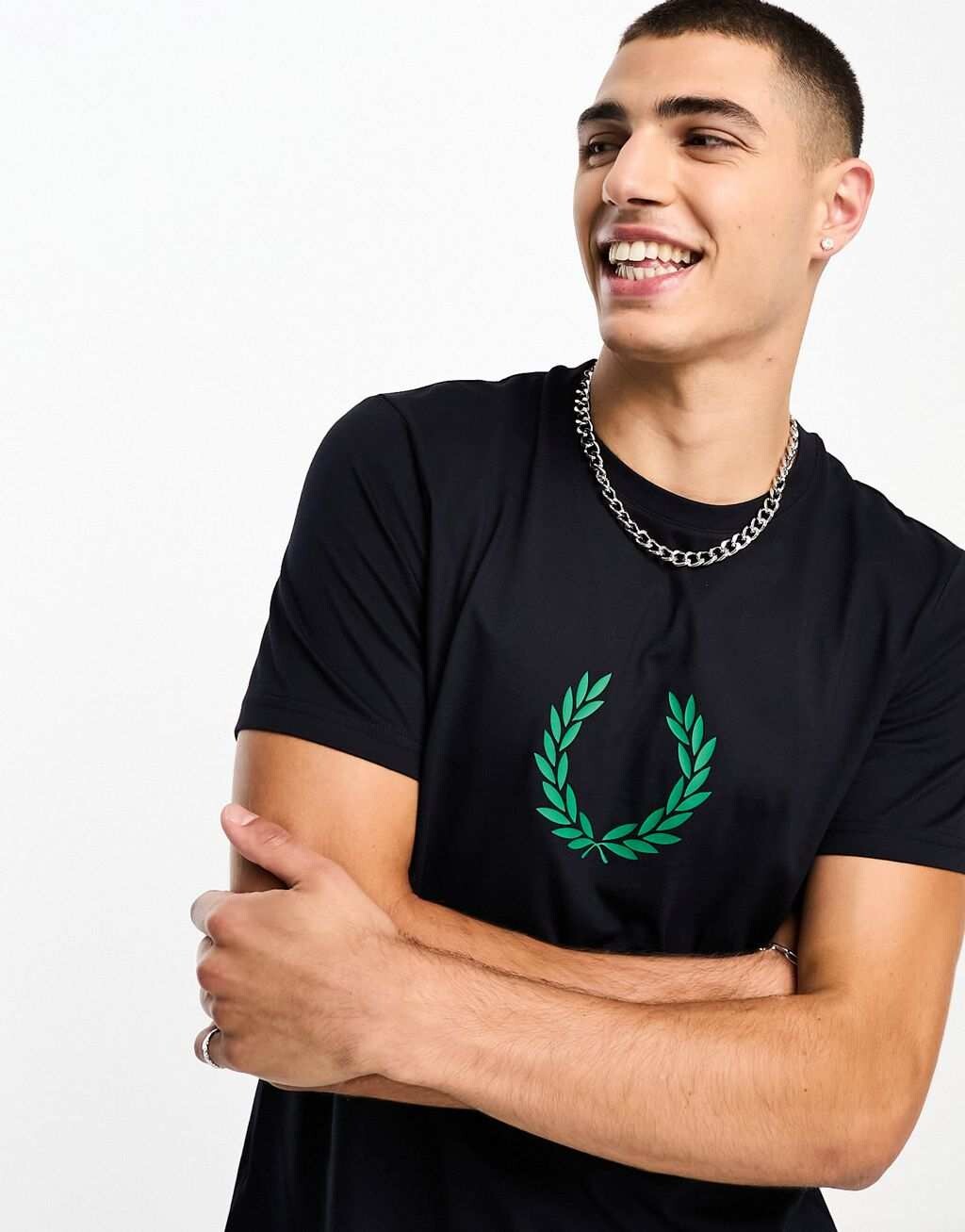 

Темно-синяя футболка с изображением лаврового венка Fred Perry, Синий