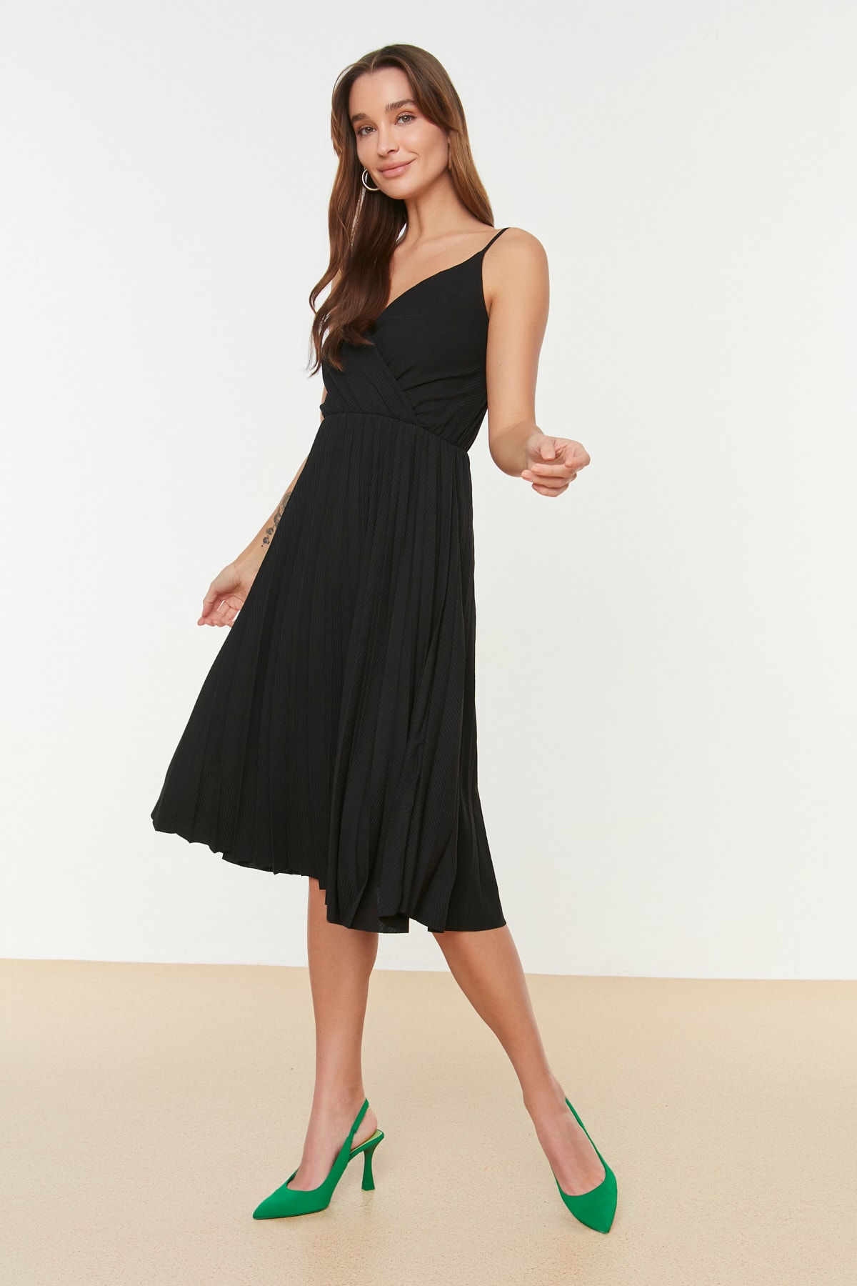 Платье Trendyol миди двубортное со складками, черный фото