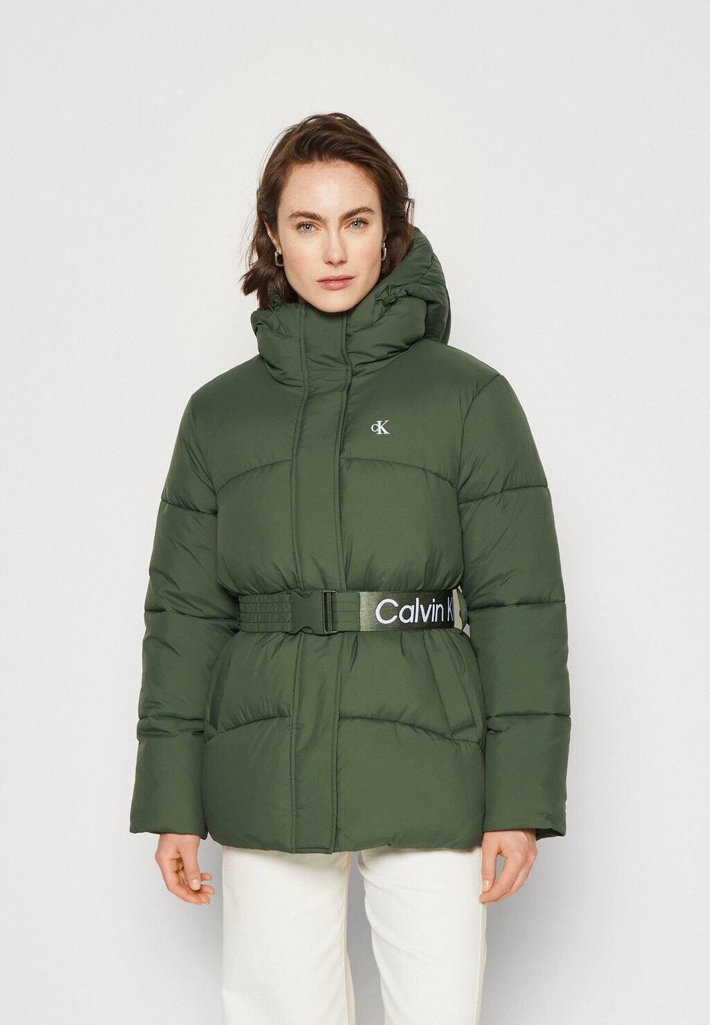 

Зимнее пальто LOGO BELT SHORT PUFFER Calvin Klein Jeans, тимьян