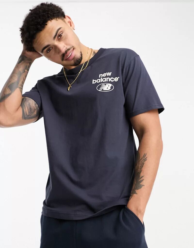 

Темно-синяя футболка с логотипом New Balance Essentials Novelty