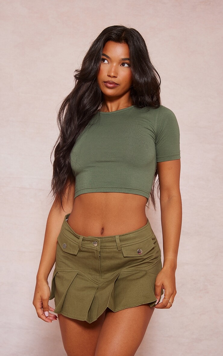 

PrettyLittleThing Хаки-мини-юбка из твила со складками и низкой посадкой