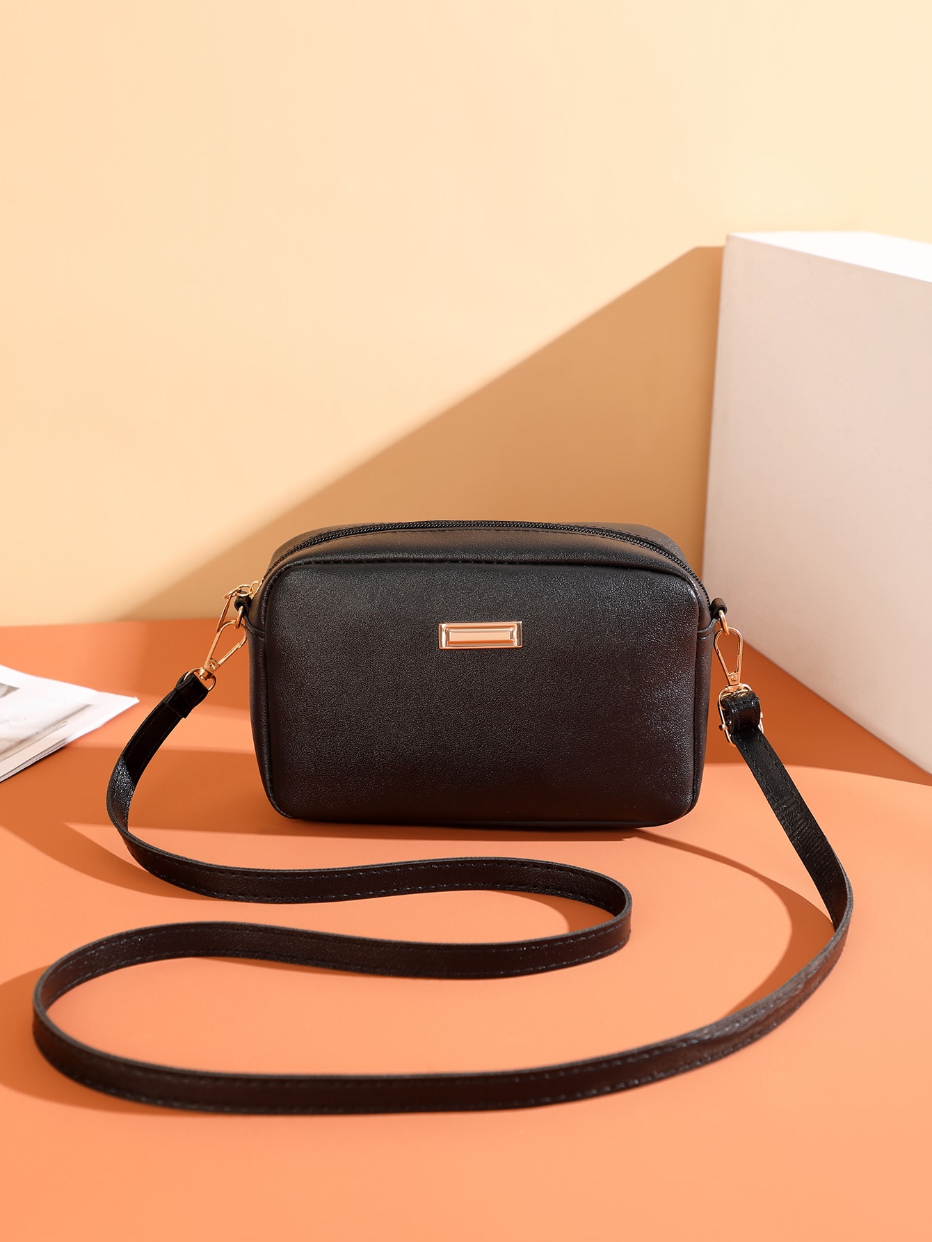 Мини-минималистская квадратная сумка с металлическим декором на молнии, черный