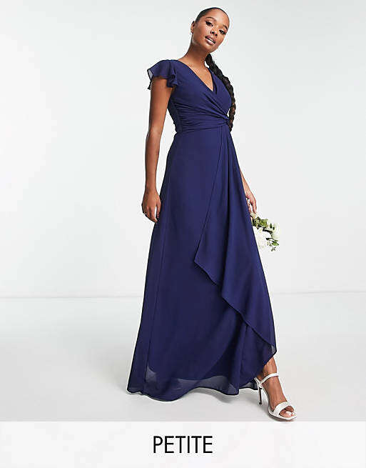 

Темно-синее платье макси с развевающимися рукавами и рюшами TFNC Petite Bridesmaid