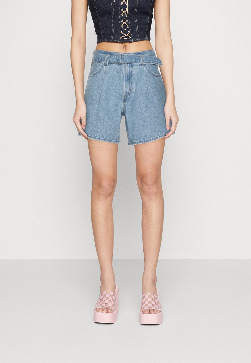 

Джинсовые шорты Levi's Belted, живая легенда