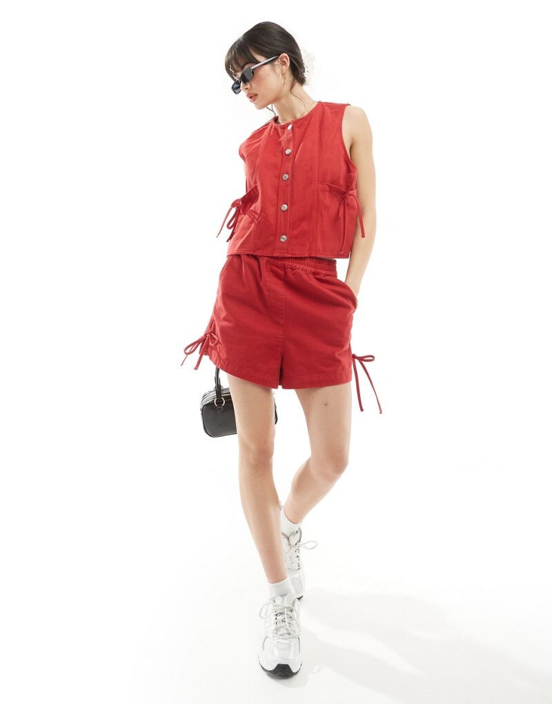 ASOS DESIGN – красные джинсовые шорты с бантами