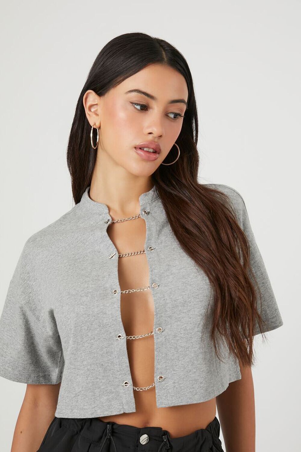 

Укороченная футболка с вырезом и ремешком-цепочкой Forever 21, серый