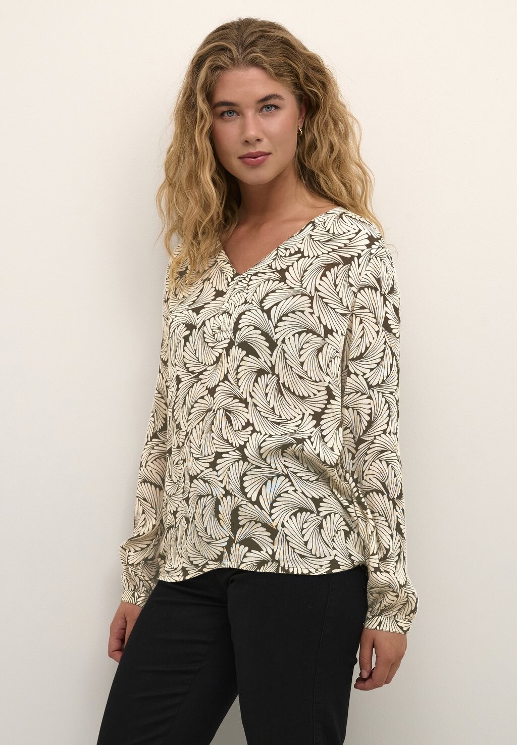 

Блузка Kaffe KAMARI AMBER V-NECK, цвет forest night fan print