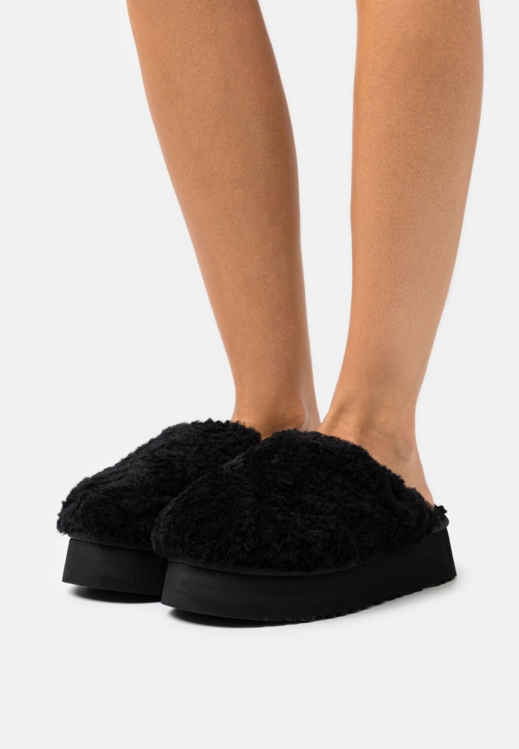 

Тапочки MAXI CURLY PLATFORM UGG, черный