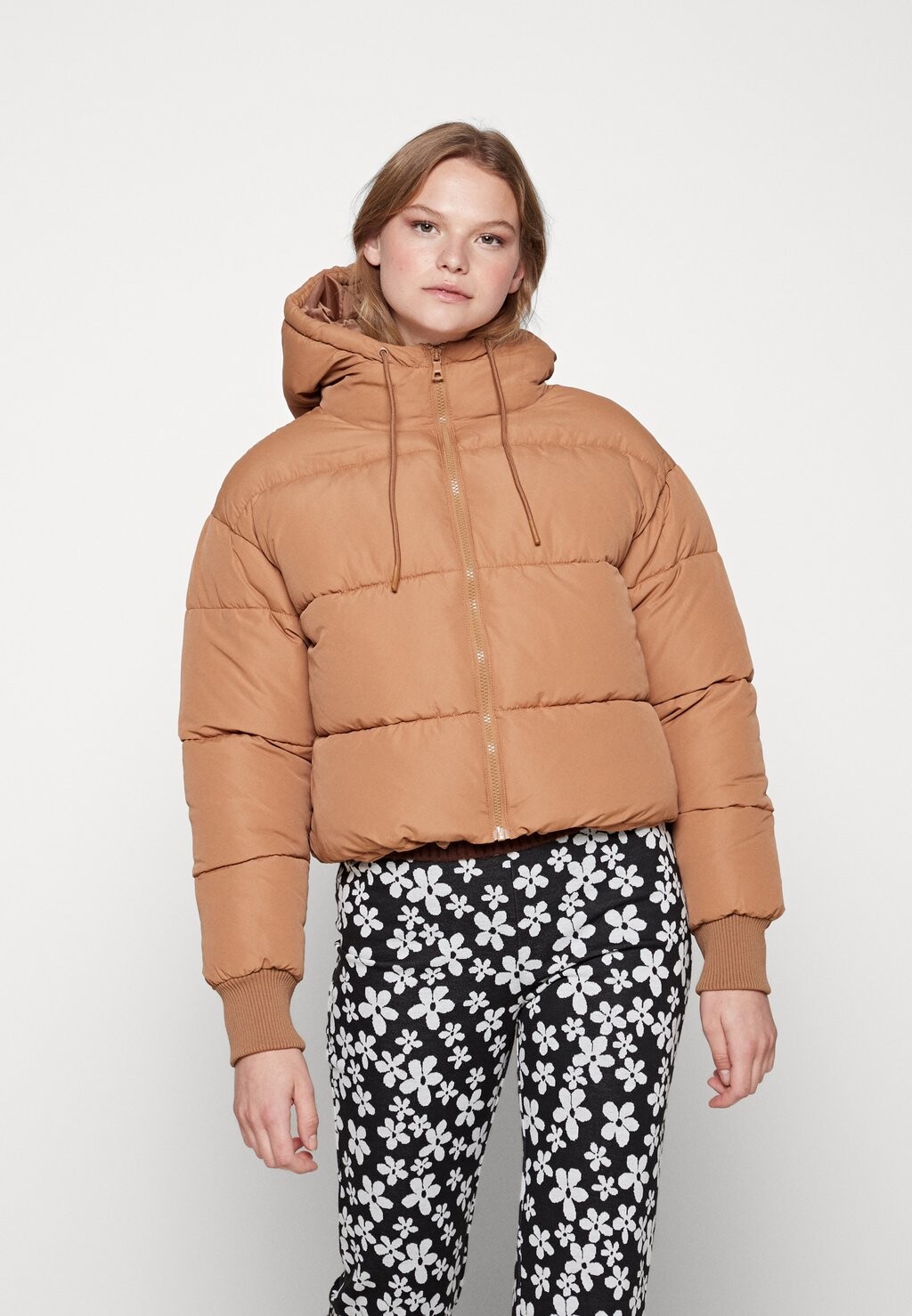 

Зимняя куртка Monki, цвет dark beige