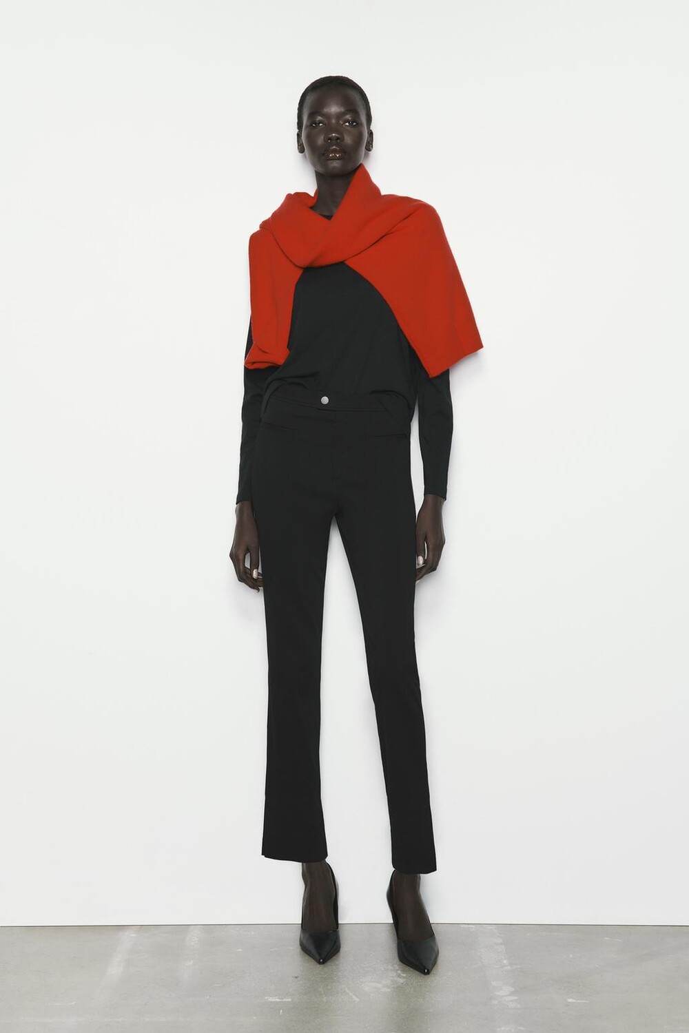 

Выцветанная футболка ZARA, черный
