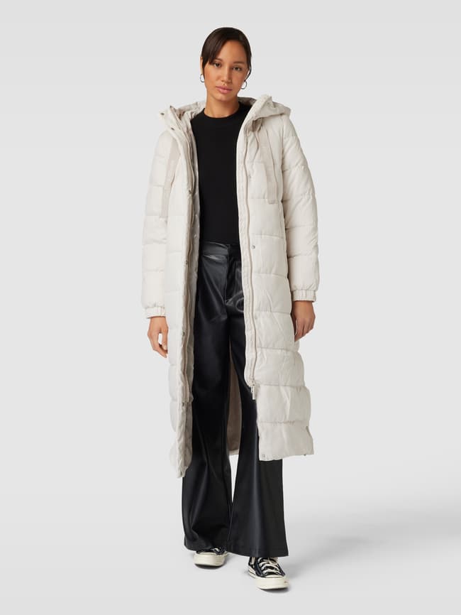 цена Пальто стеганое с капюшоном модель Нина QS by s.Oliver, молочный