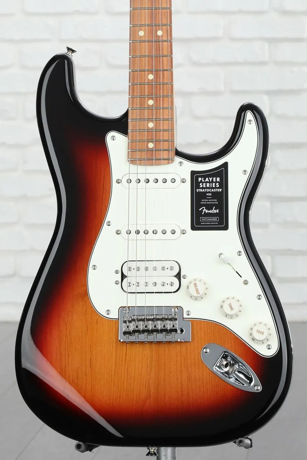 

Fender Player Stratocaster HSS — 3-Tone Sunburst с накладкой из Pau Ferro