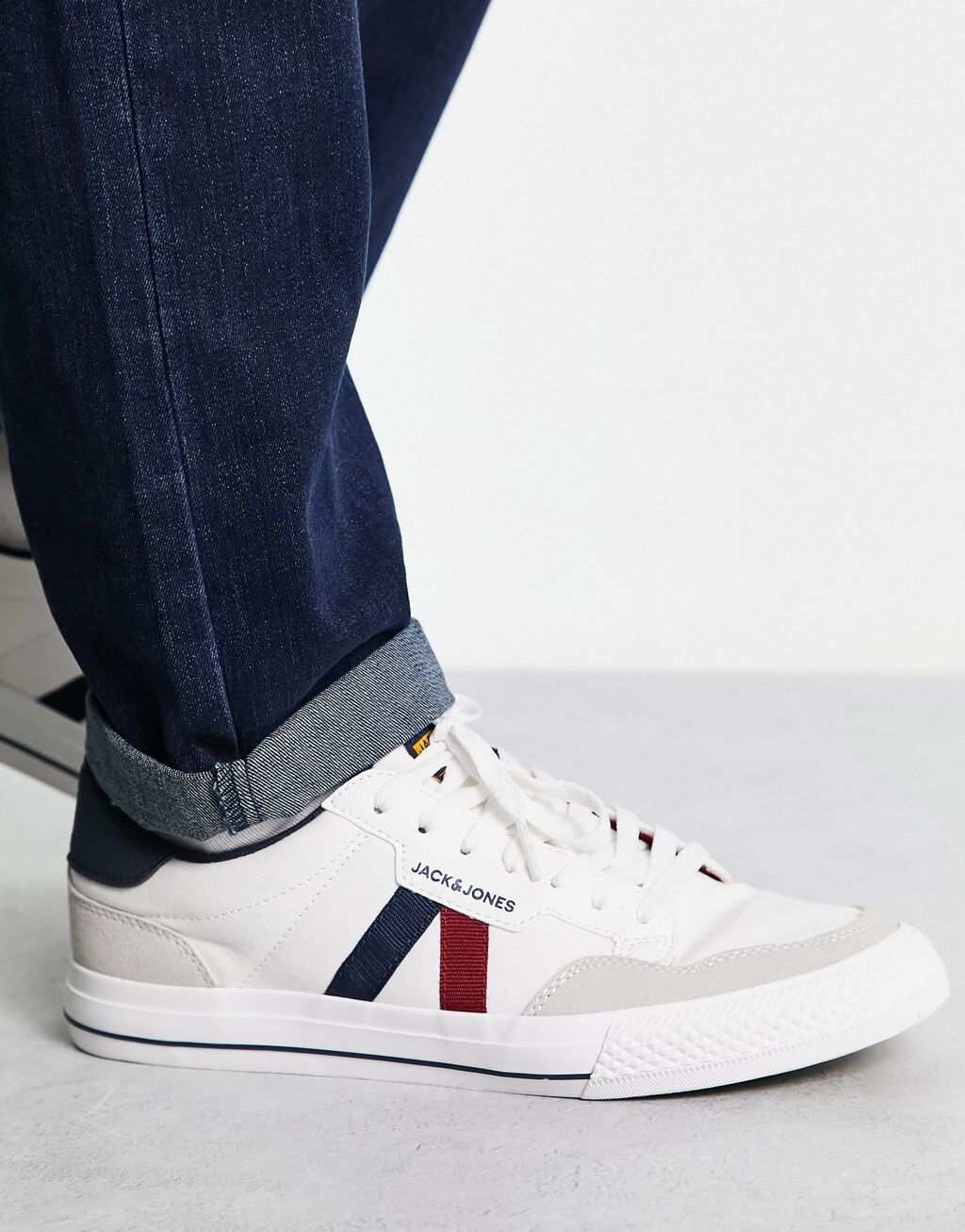 

Белые кроссовки Jack & Jones с контрастными вставками в стиле ретро