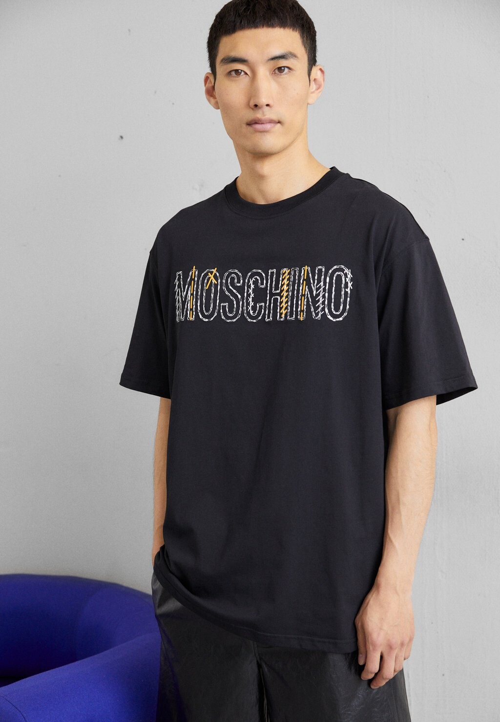 

Футболка с принтом MOSCHINO, черный